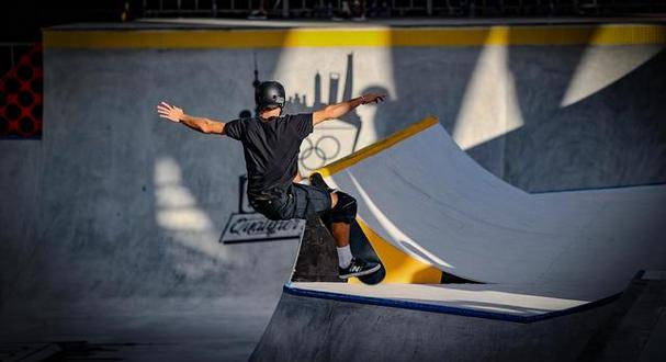 澳客网站-自由式滑板选手高空飞翔,创造奇迹