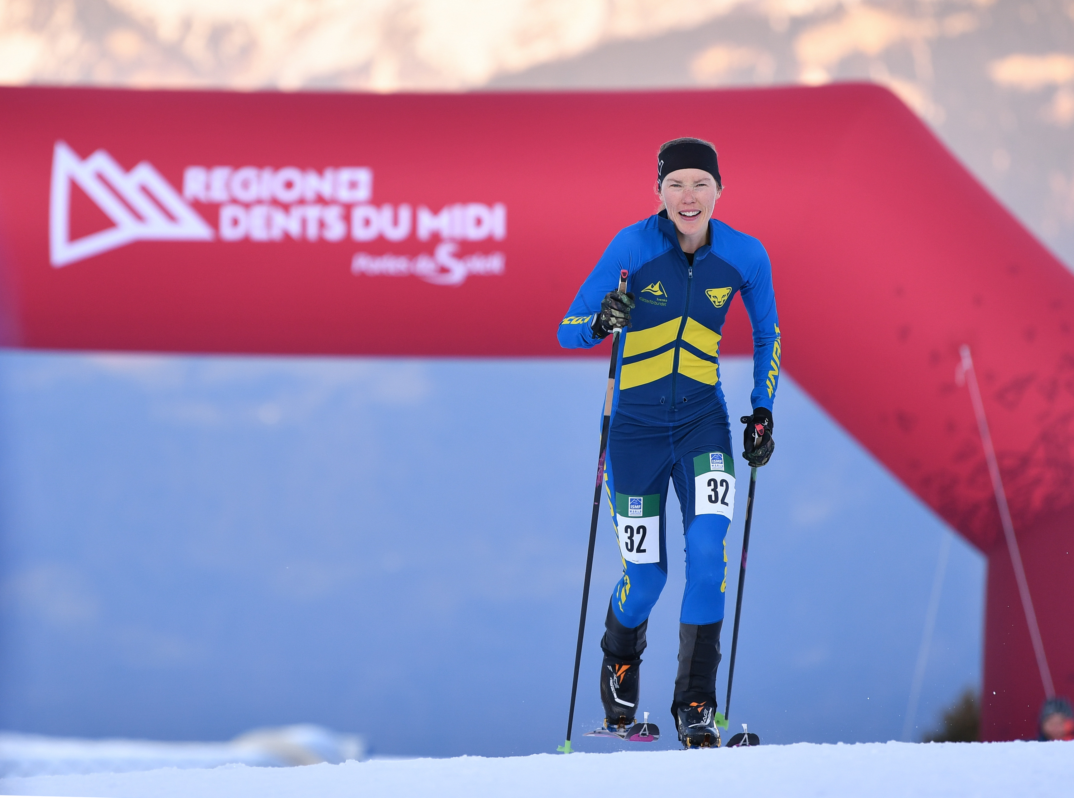 澳客链接-瑞士滑雪选手优雅表现,登顶领奖台