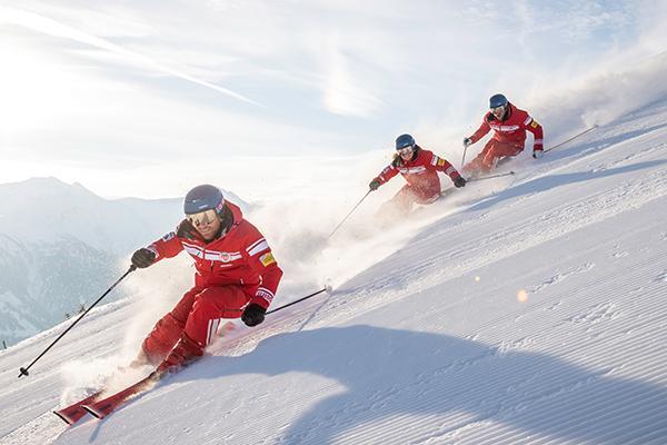 澳客链接-瑞士滑雪选手优雅表现,登顶领奖台