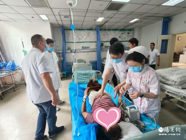 澳客投注-比赛中发生碰撞,双方球员受伤送医抢救