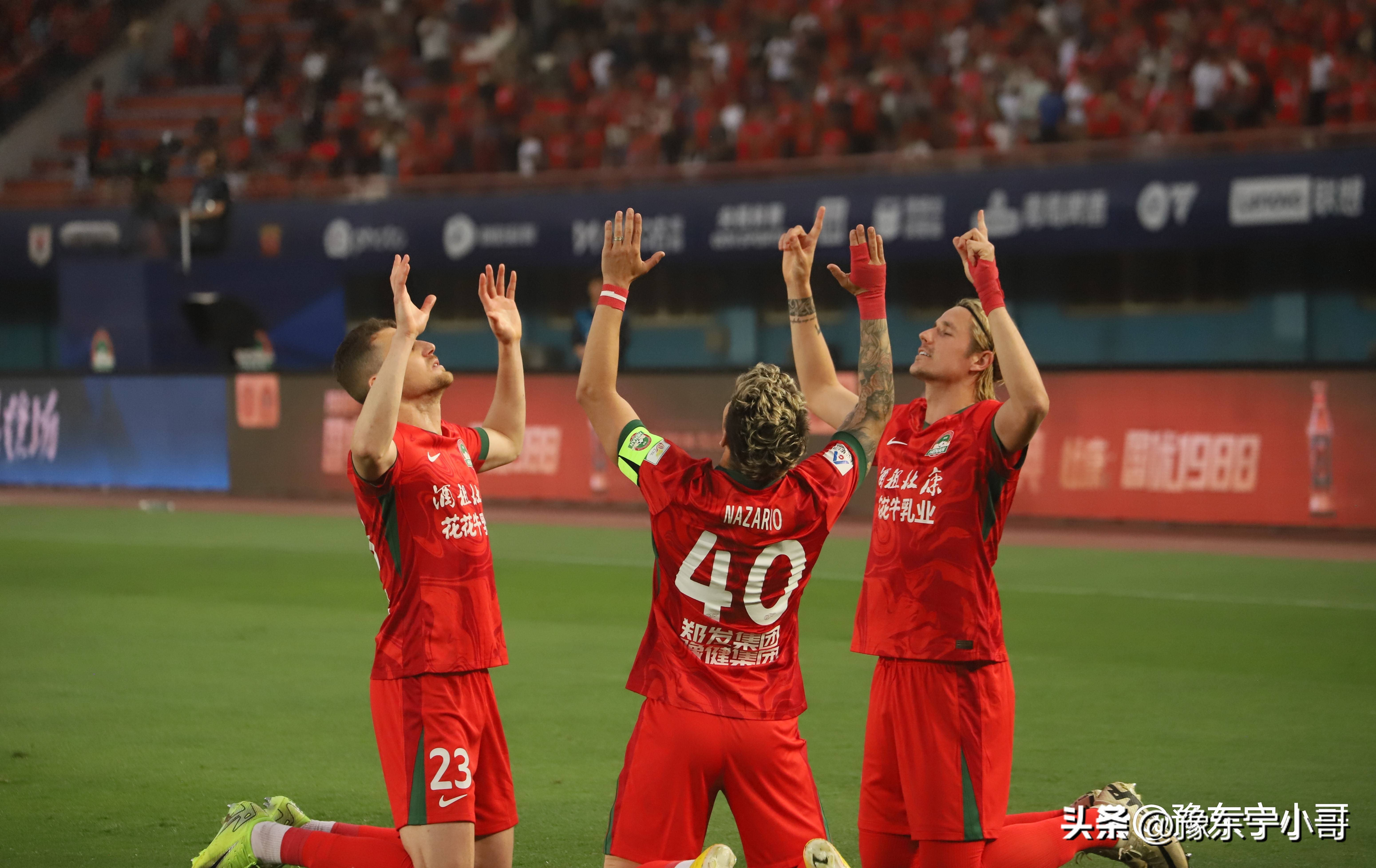 澳客培训-球队夺得杯赛冠军,掀起庆祝狂欢的简单介绍