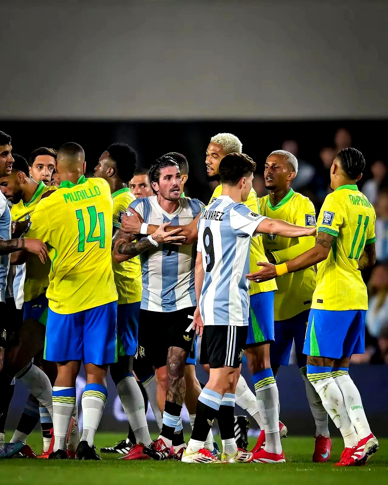 包含足球运动员们齐聚巴西,展开盛大的冠军争夺之战的词条