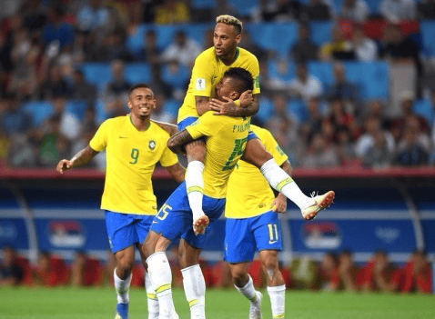 包含足球运动员们齐聚巴西,展开盛大的冠军争夺之战的词条