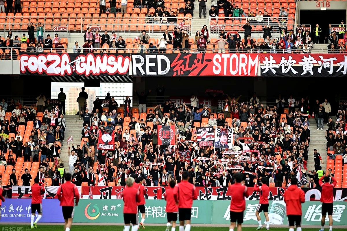 澳客馆-两队争夺胜利,全场观众热情助威